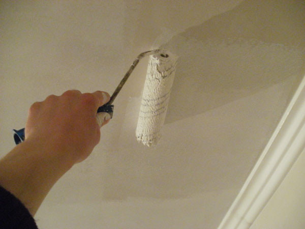 Нанесение водоэмульсионной краски на потолок