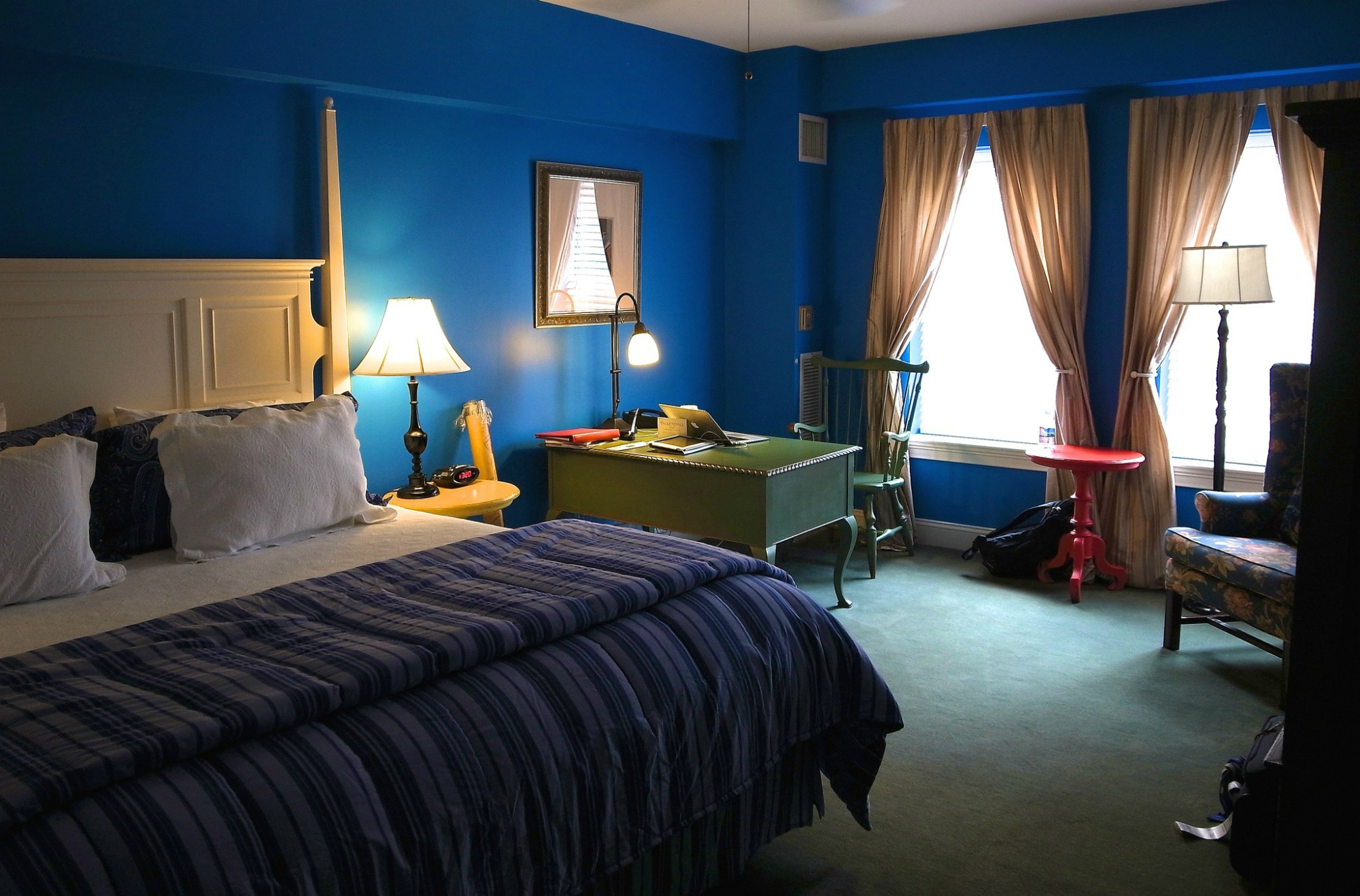Синие обои в спальне