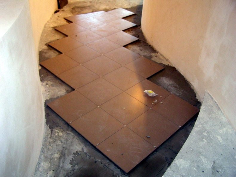 Укладка напольной плитки в коридоре